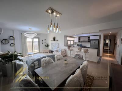 شقة مفروشة حديثة للإيجار بإطلالة على المسبح في أب تاون كايرو