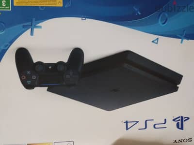 للبيع PS4 Slim بحالة الزيرو بالكرتونة ودراعين أصليين + ألعاب قوية