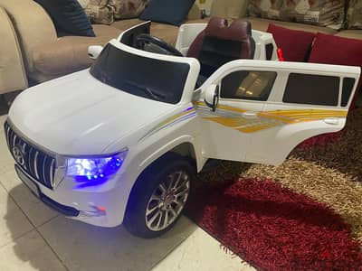 سيارة الأطفال الكهربائية "تويوتا برادو" للأطفال من سن 3 إلى 8 سنوات