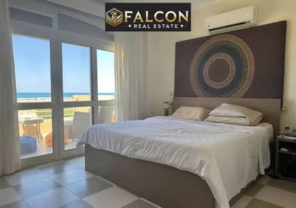 للبيع شاليه غرفتين Sea View  بتشطيب كامل تقسيط بجوار مارينا العلمين و بالقرب من Amwaj  و هاسيندا باي الساحل الشمالي