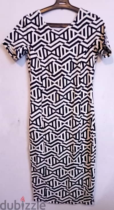 فستان ميدي زارا (zara) بنقشه هندسيه اسود وابيض
