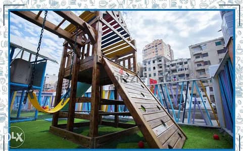 بيت خشبى و مرجيحة و الكثير للعب الاطفال للمرح والتسلية والربح