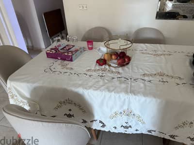 طاولة سفرة مع ٦ كراسي