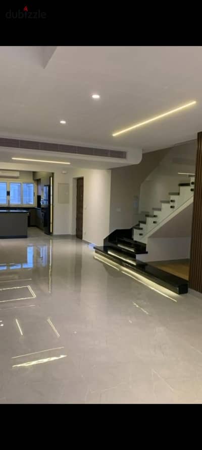 اي فيلا دورين وروف للايجار 235م 4 غرف متشطبه مودرن مطبخ مجهز بالكامل بجميع الأجهزة وحدات تكييف في جميع الغرف ماونتن فيو هايد بارك