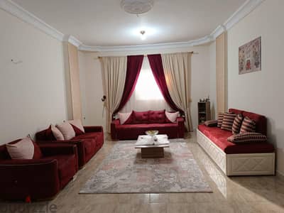 طقم كنب مع طربيزة وكنبه ثلاثيه