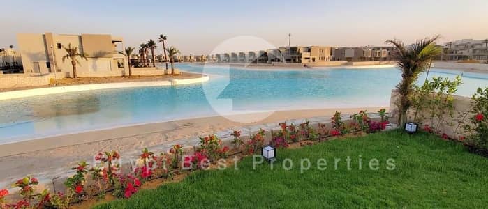 بدون مقدم شاليه 3 غرف نوم للبيع فى ازها الساحل الشمالي راس الحكمه متشطب بالكامل والتكيفات باطلاله على اللاجون