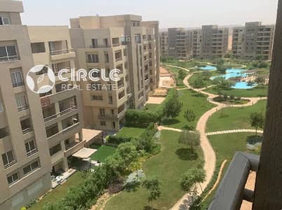 شقة ٢١٠م بالدور الأول نصف مفروشة بالمطبخ والتكييفات ٤ غرف نوم للبيع في كمبوند ذا سكوير التجمع الخامس The Square لوكيشن مميز