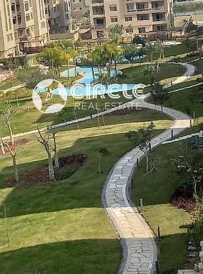 شقة ٢١٠م بالدور الأول نصف مفروشة بالمطبخ والتكييفات ٤ غرف نوم للبيع في كمبوند ذا سكوير التجمع الخامس The Square لوكيشن مميز