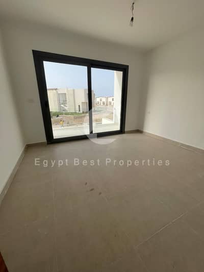 بمقدم 445 الف فقط شاليه برووف 3 غرف للبيع مجهز بالكامل بالتكييفات مباشرعلى البحر و تقسيط 9 سنين | جاهز للاستلام خلال سنتين في كالي كوست