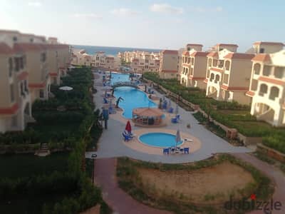 منتجع لاسيرينا الساحل الشمالي بموقع استراتيجي حيث يقع على بعد 165 كم من الإسكندرية بعد سيدي عبد الرحمن.