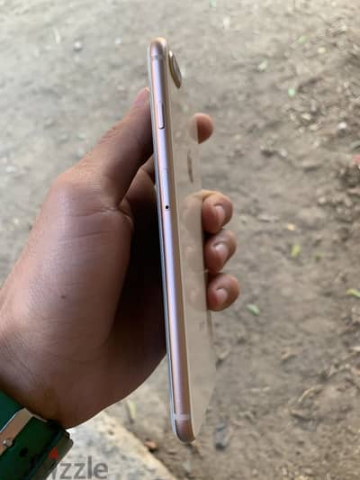 آبل - آيفون 8 بلس