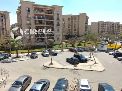 شقة ١٣١م مفروشة بالكامل بالدور الثاني بإطلالة على الحديقة للإيجار في مدينة الرحاب