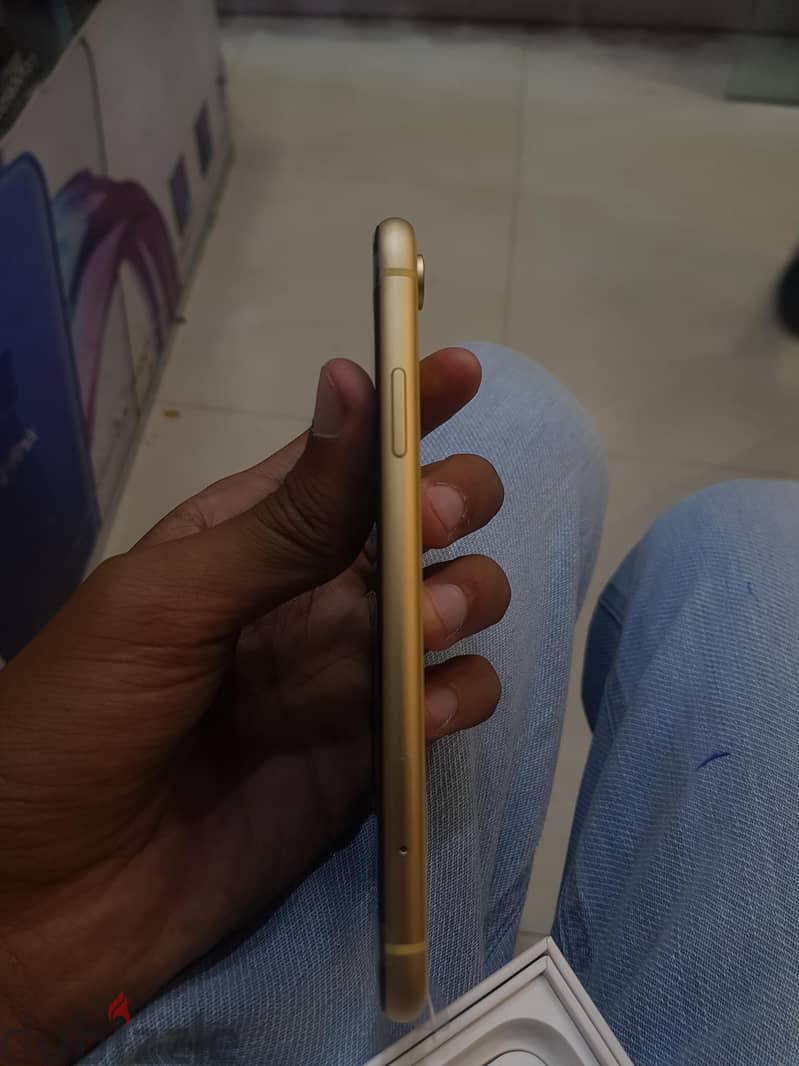 Apple - iPhone XR 4