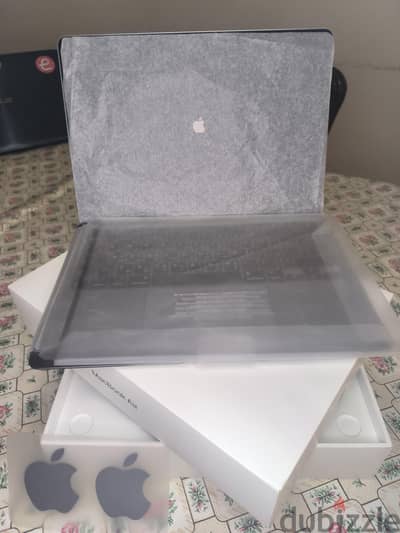 MacBook air M1 silver Ar/En with all the content like new