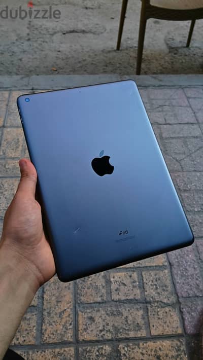 ipad 7 مساحة تخزين 128جيجا + جراب + وصلة شاحن + وصلة (OTG)
