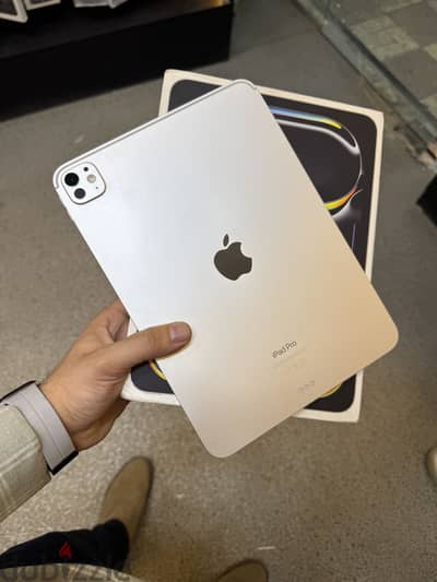 iPad Pro m4 512GB 11 inch battery 100% مشحون ٣٩ شحنة فقط