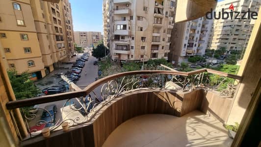شقة للايجار مدينة نصر حي الواحة الواحه القديمة شقة ١٧٠م شامل حصه بالجراج - دور ثالث واجهة بالكامل بحري فيو مفتوح تشطيب مودرن هاي سوبر لوكس بورسلين وأسقف جبس بورد وكرانيش راقية تتكون من ريسبشن كبير  و٣غرف و٢حمام ومطبخ امريكان رخام جلاكسي بالكامل شامل السخا