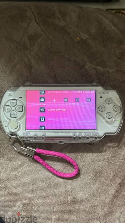 PSP 2000  حالته نضيفه جدا معاه الشاحن وكارت ميموري وبطاريه وجراب شفاف