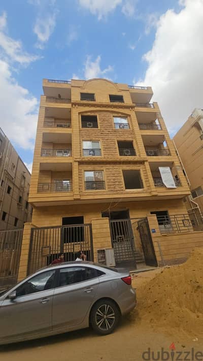 شقة للبيع فى الاندلس ٢ متشطبة ١٧٠ متر ٣ غرف تالت صف من شارع التسعين