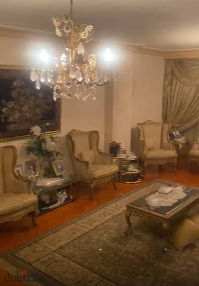شقه مميزه للبيع موقع وتشطيب متميز بسعر مناسب للجادين