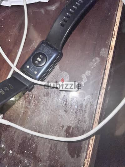 الساعه huwai watch fit استعمال خفيف معاها الشاحن