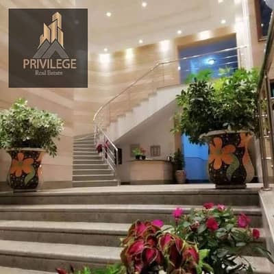 شقة مميزة للبيع  داخل كومباوند راقٍ بالقرب من طريق الأوتوستراد    فرصة مميزة للسكن أو الاستثمار داخل كومباوند هادئ وآمن، بموقع استراتيجي يتيح سهولة الوصول إلى أهم الطرق والمحاور الرئيسية.