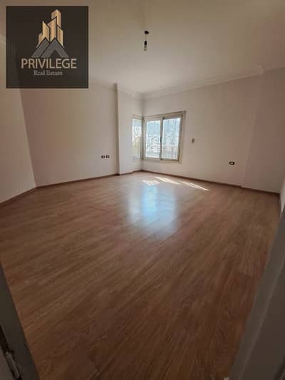 A distinctive apartment for residential rent within a high-end compound near the highway. A great opportunity for living in a distinguished location that combines tranquility and security with easy access to main roads and thoroughfares.