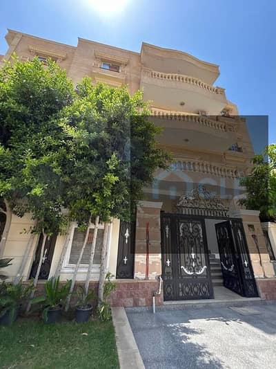 شقة  للبيع  في  النرجس التجمع  الخامس في  القاهرة  الجديدة  بموقع  هادئ  و اطلالة  مميزة  و مساحة  واسعة و  تقسيمة  مميزة  لها  حصة  بالارض و  اسانسير