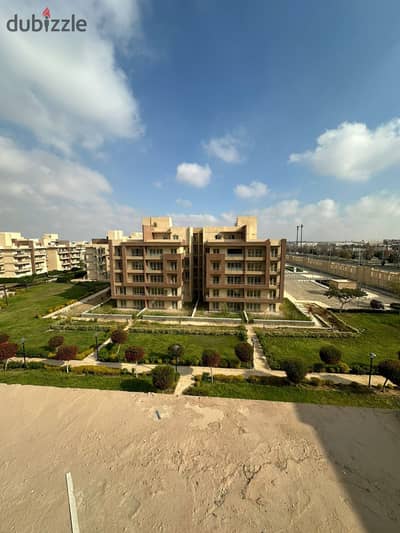 شقة مفروشة بالكامل للإيجار بمساحة 230 مترًا مربعًا، تضم 3 غرف نوم، في موقع مميز داخل كمبوند وصال فيوز.