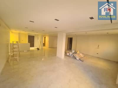 هناك عقارات تُعرض للبيع. . .  وهناك عقارات لا يبحث أصحابها عن مشترٍ عادي.  في أحد أشهر شوارع مصر الجديدة، خلف باب لا يلفت الانتباه، مساحة مختلفة تمامًا