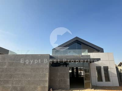 أقل سعر لفيلا من طابق واحد بإطلالة على البحيرات من منطقة الكرمة المجاورة لبيفرلي هيلز.