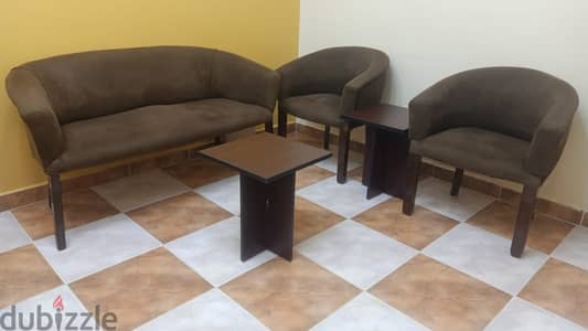 طقم انتريه مودرن بحالة ممتازة للمكاتب والشركات أو المنازل + 2 ترابيزة