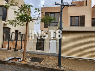 فيلا جاهزة للبيع بتشطيب عالي وجاردن خاصة + اطلالة مفتوحة علي النادي