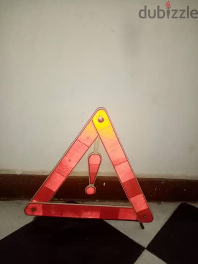مثلث عاكس طوارئ للسيارة