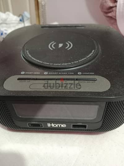 ساعة ومنبه وشاحن iHome Hw5 بحالة ممتازة.