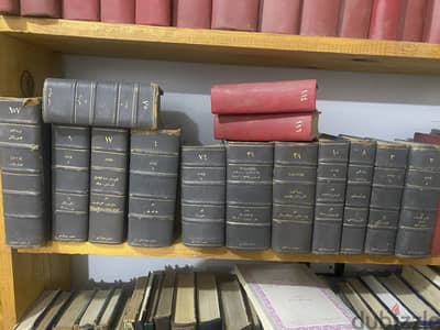 مجلدات ضخمة لكتب وروايات قديمة من الثلاثينات والأربعينات والخمسينات