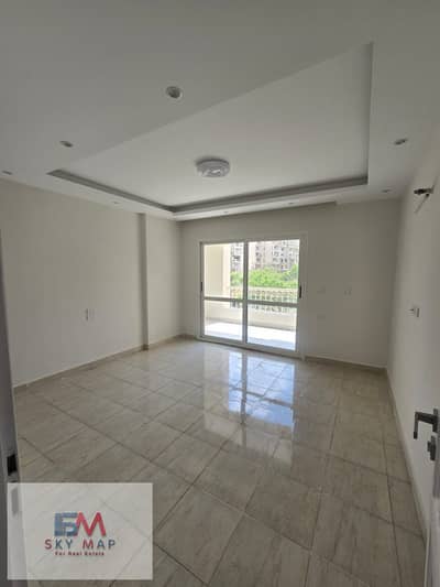 شقة ايجار قانون في مدينتي نموذج ٤٠٠ مساحة ٢١١ متر فيو شارع امام نادي مدينتي تشطيب خاص