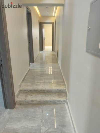 For sale in Nasr City, a luxury apartment of 180m with 3 bedrooms, 3 receptions, 2 bathrooms, modern finishing, first residence, porcelain, corner sea view on a garden, registered eighth district between Abbas El Akkad and Makram Abid, behind EgyptAir 560000 EGP