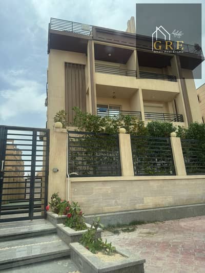 A distinguished apartment for sale, furnished with luxurious hotel-style furniture in Gharb Soumid, 6th of October, 300m, 3 rooms including a master, first occupancy, elevator, near Mall of Arabia and Misr University.