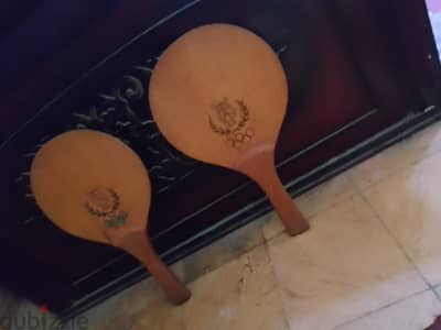 مضربين راكت  بحاله ممتازه خشب متين اصلي مش بيتاثر بالميه  زي الصيني