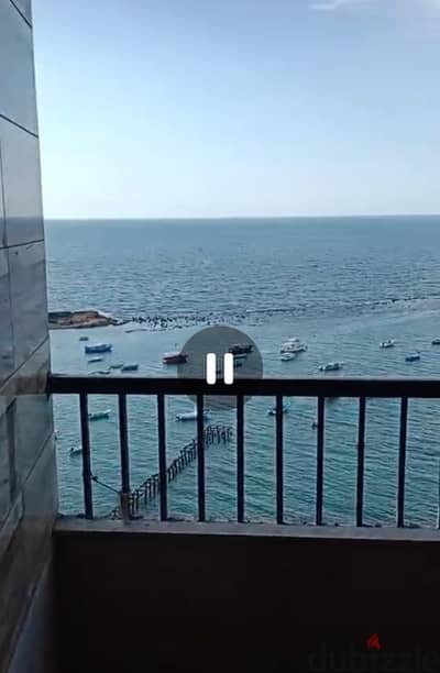 شقة للبيع على البحر مباشرة