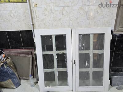 خمس شبابيك خشب عموله بدون حلوق تقيله ومحمله بالزجاج والشيش الواحدب١٢٠٠