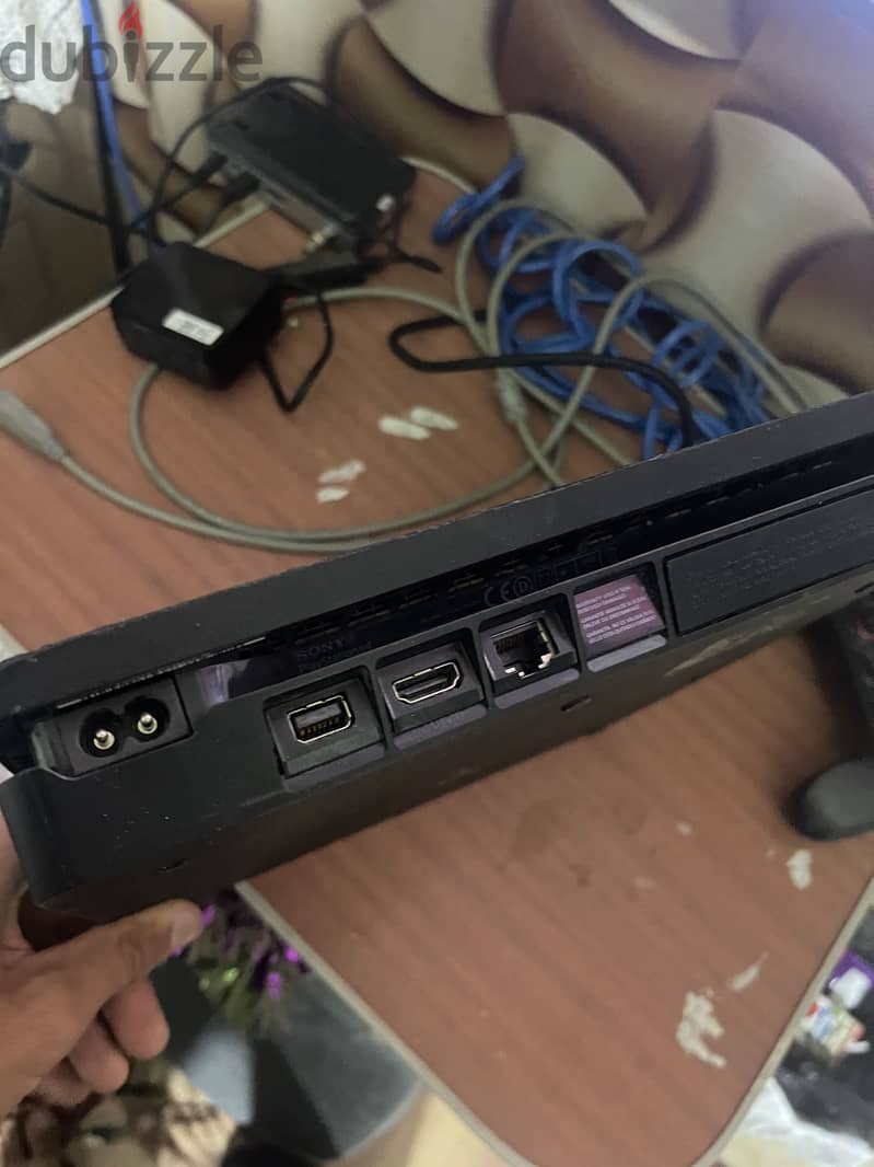 Playstation 4 slim 4