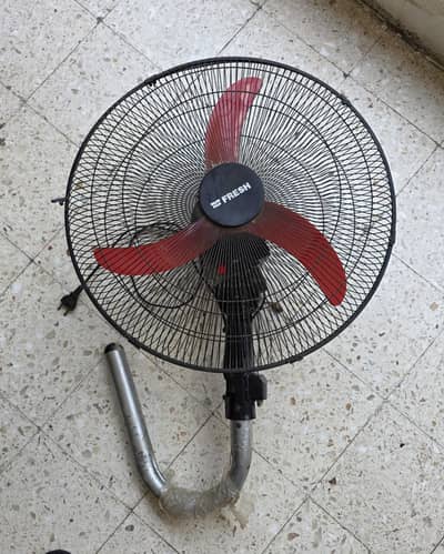 مروحة  حائط استعمال نظيف جدا