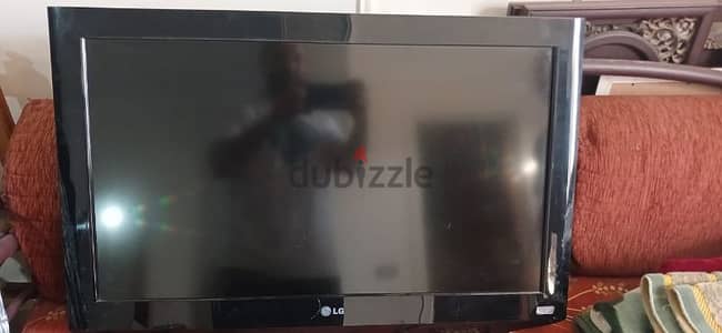 LG LCD HD Screen  used like new, with original Remote controller