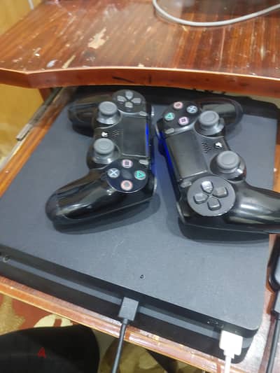 Ps4 silm 1tb معاه درعين اصلي معدل  عليه 15 لعبه