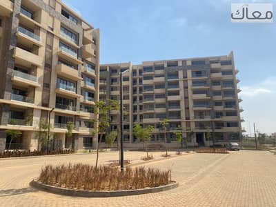 أمتلك وحدة فاخرة استلام فوري  بمقدم 10%  بقلب حي المستثمرين 182 متر بجوار جميع الطرق الحيوية  وتقسيط علي 8 سنين