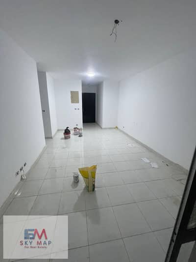 شقه للايجار قانون فاضي بمدينتي  ١٠٣ متر في b6 ٣ غرف نوم ٢حمام  دور تاني بجوار الخدمات  فيها غاز طبيعي  بحري نارو جاردن 