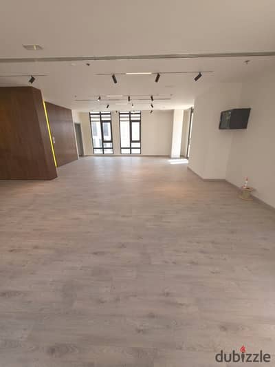 مقر إداري متميز 129م مكيف الترا مودرن للإيجار في لوكيشن مميز ب District 5 التجمع الخامس