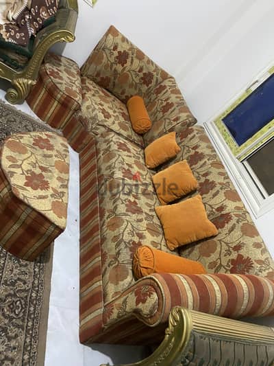 ركنه ٢ونص في ٢ونص ومعاها ٢باف يستعملوا ترابيزه خشب قديم جميل